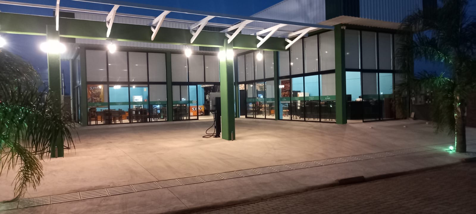 Fachada noturna do posto